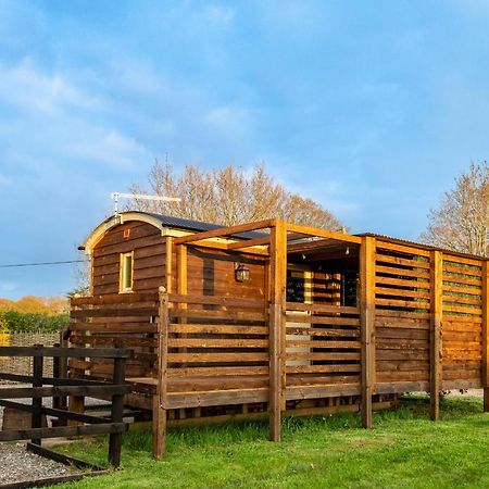Hillside View Shepherds Hut - Ockeridge Rural Retreats Little Witley Bagian luar foto