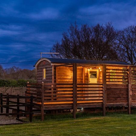 Hillside View Shepherds Hut - Ockeridge Rural Retreats Little Witley Bagian luar foto