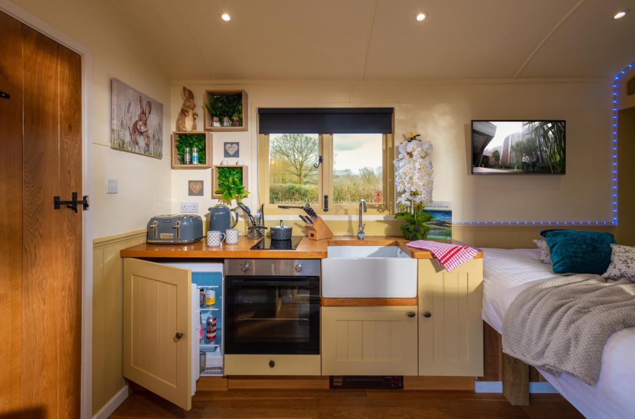 Hillside View Shepherds Hut - Ockeridge Rural Retreats Little Witley Bagian luar foto