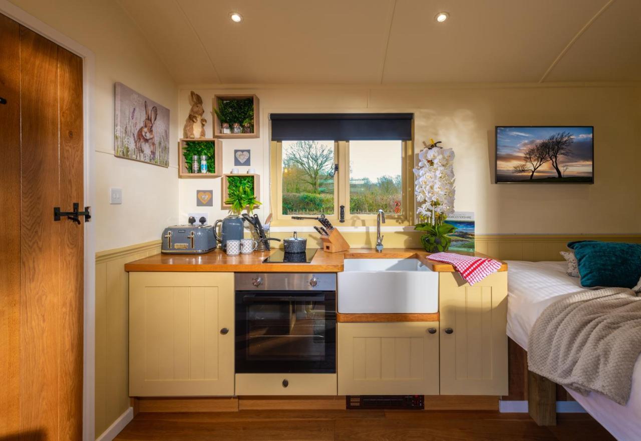 Hillside View Shepherds Hut - Ockeridge Rural Retreats Little Witley Bagian luar foto