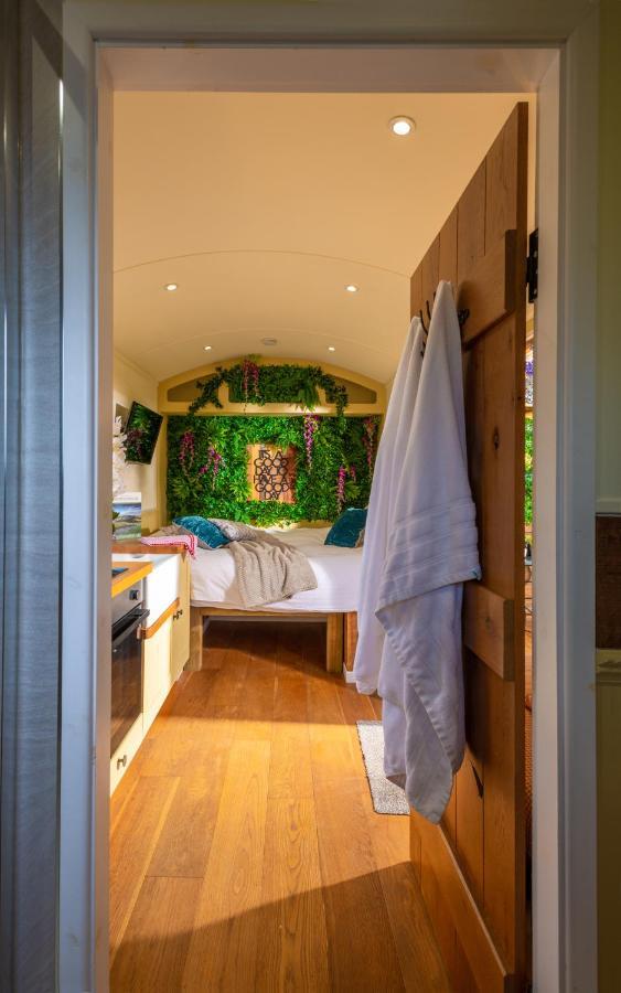 Hillside View Shepherds Hut - Ockeridge Rural Retreats Little Witley Bagian luar foto