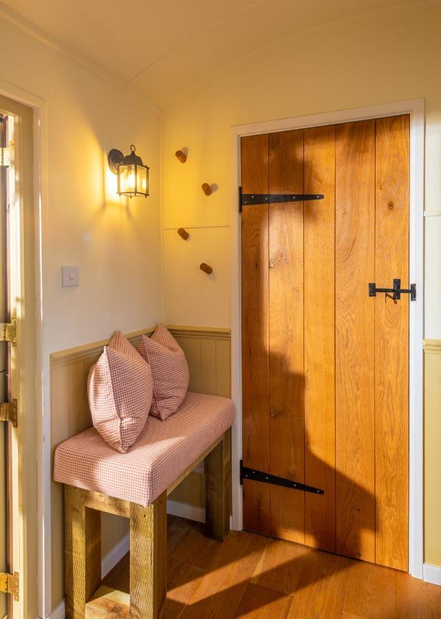 Hillside View Shepherds Hut - Ockeridge Rural Retreats Little Witley Bagian luar foto
