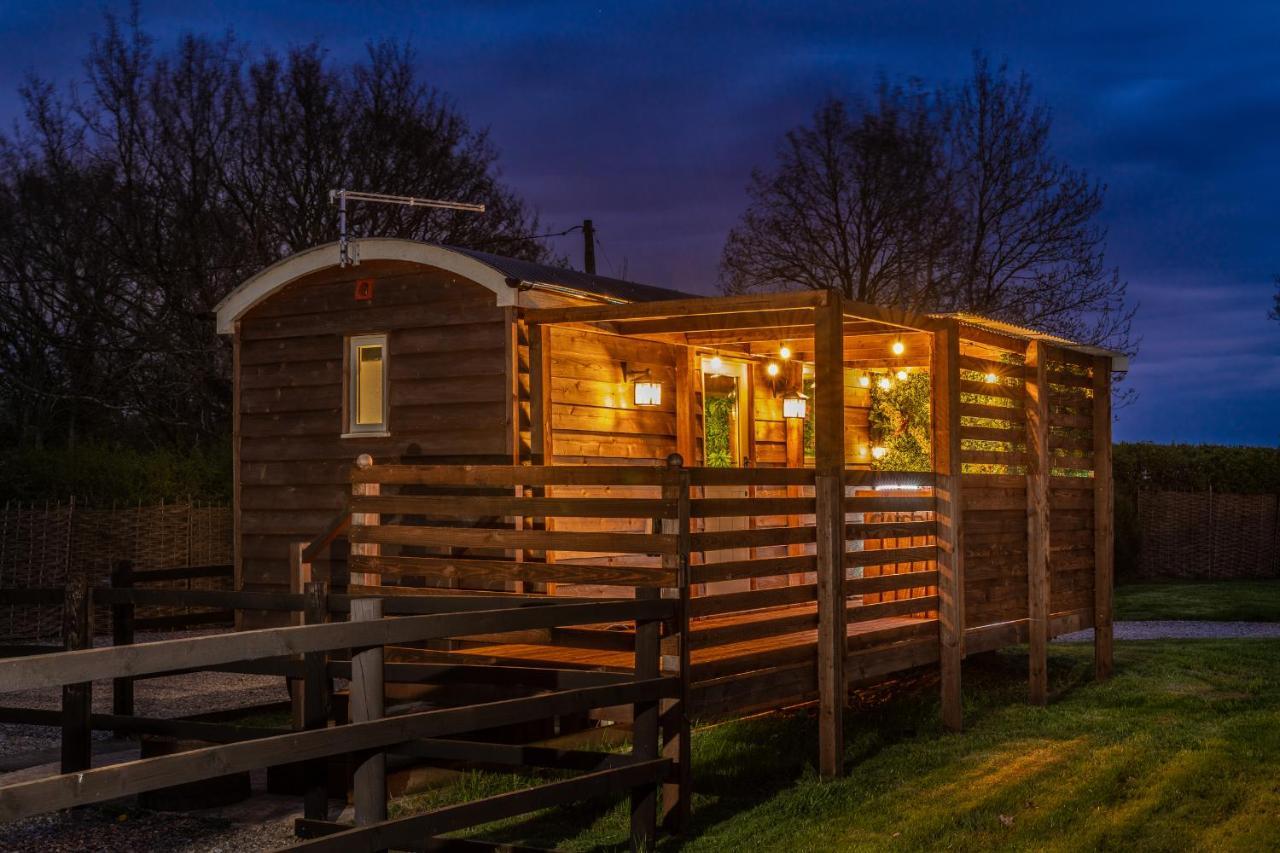 Hillside View Shepherds Hut - Ockeridge Rural Retreats Little Witley Bagian luar foto
