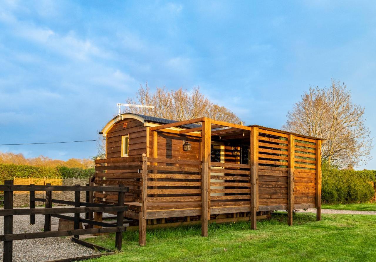 Hillside View Shepherds Hut - Ockeridge Rural Retreats Little Witley Bagian luar foto