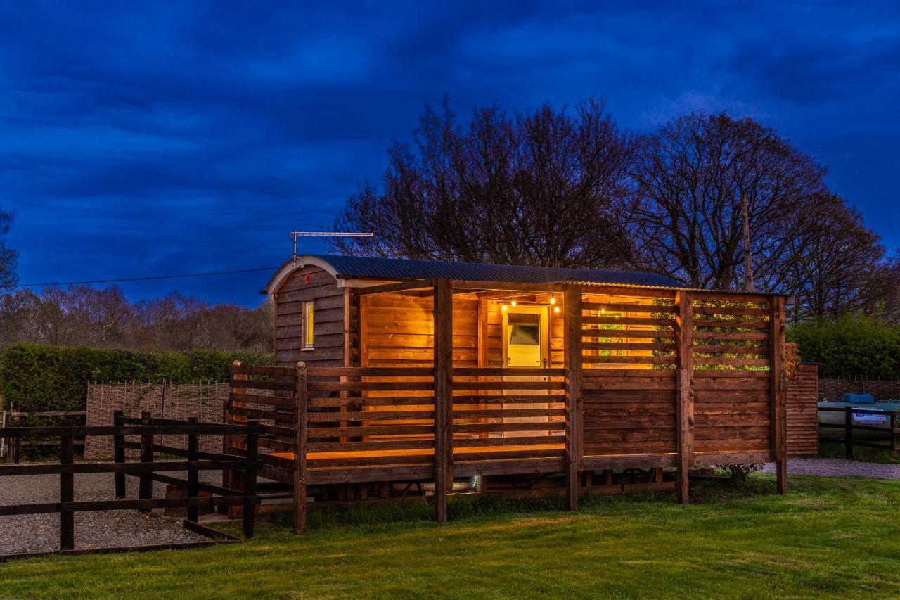 Hillside View Shepherds Hut - Ockeridge Rural Retreats Little Witley Bagian luar foto